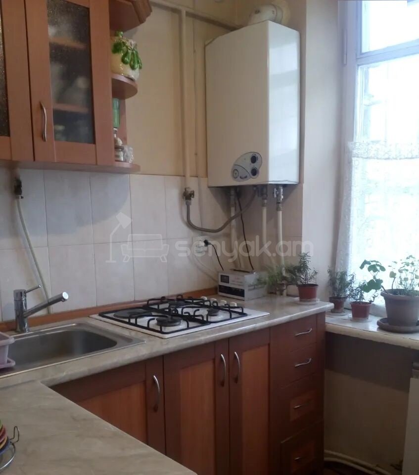 1 Սենյականոց Բնակարան Քարե Շենքում, 29քմ, 1/4 հարկ, Նորմալ Վիճակում