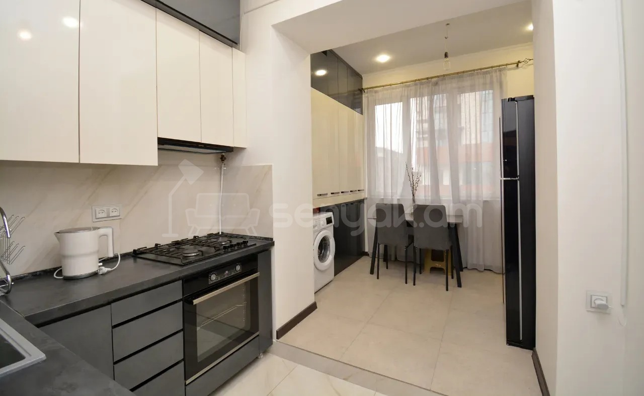 3 Սենյականոց Բնակարան Քարե Շենքում, 78քմ, 4/4 հարկ, Կապիտալ Վերանորոգված