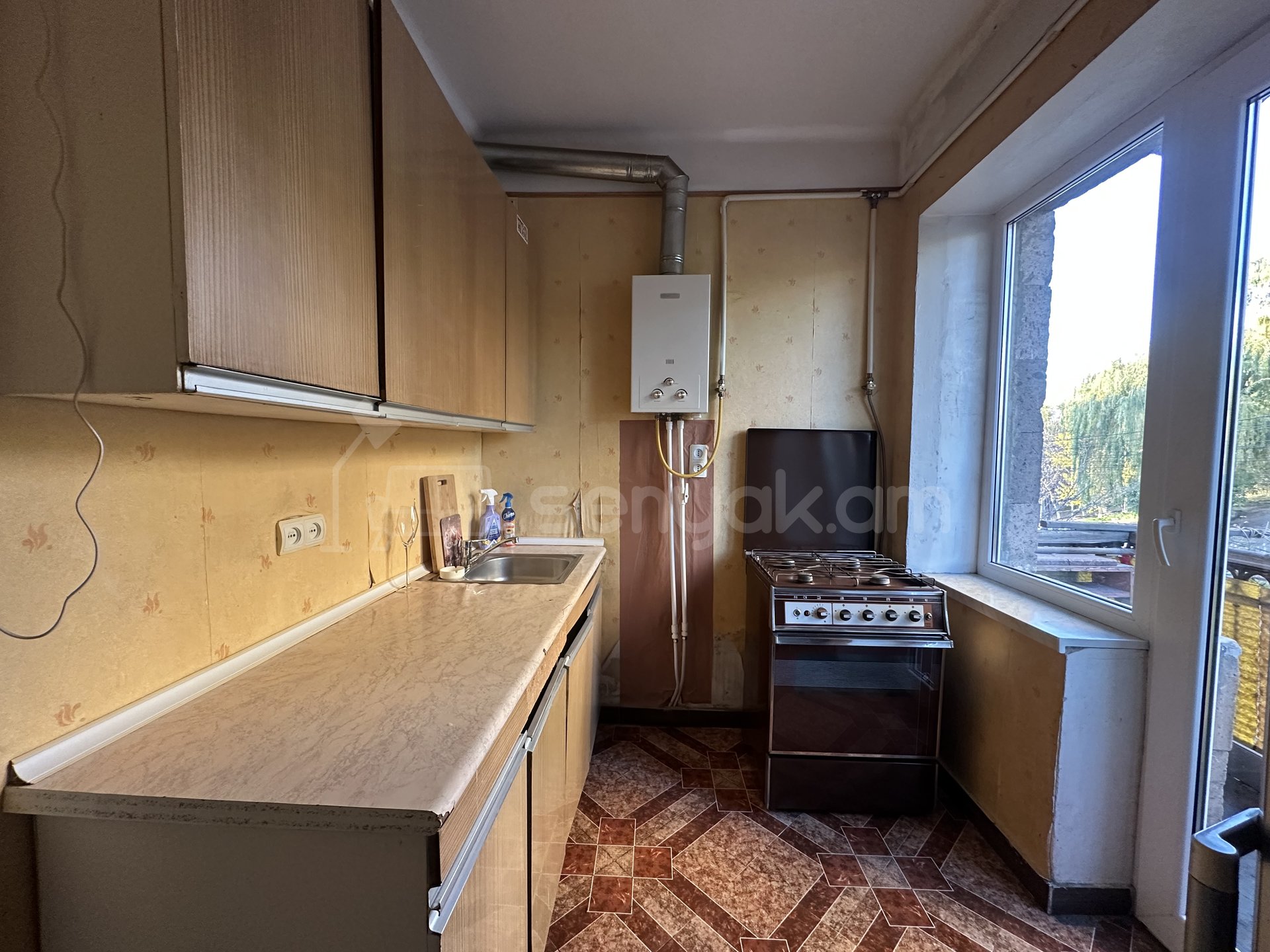 1 Սենյականոց Բնակարան Քարե Շենքում, 34քմ, 2/4 հարկ, Կոսմետիկ Վերանորոգված