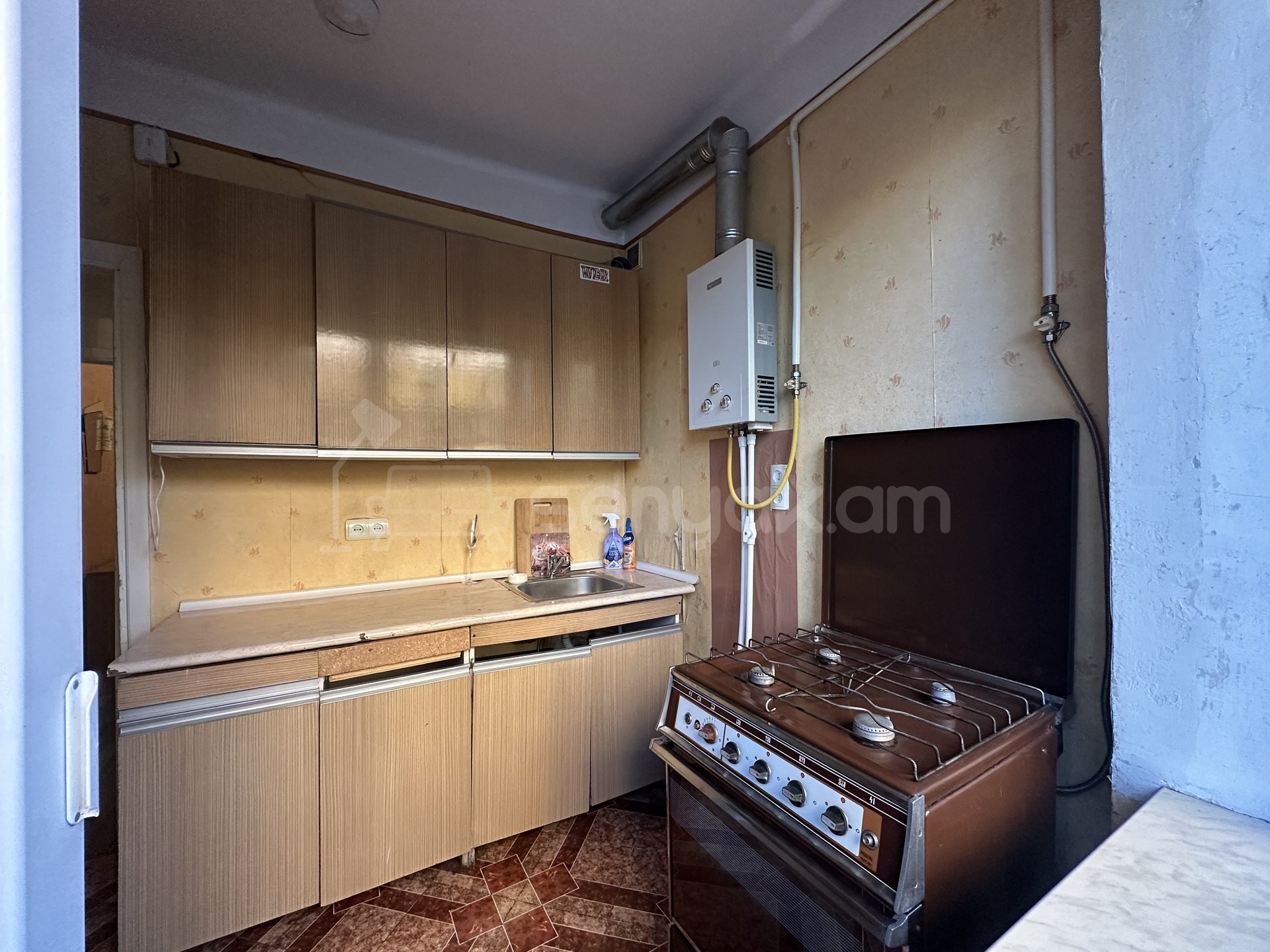 1 Սենյականոց Բնակարան Քարե Շենքում, 34քմ, 2/4 հարկ, Կոսմետիկ Վերանորոգված