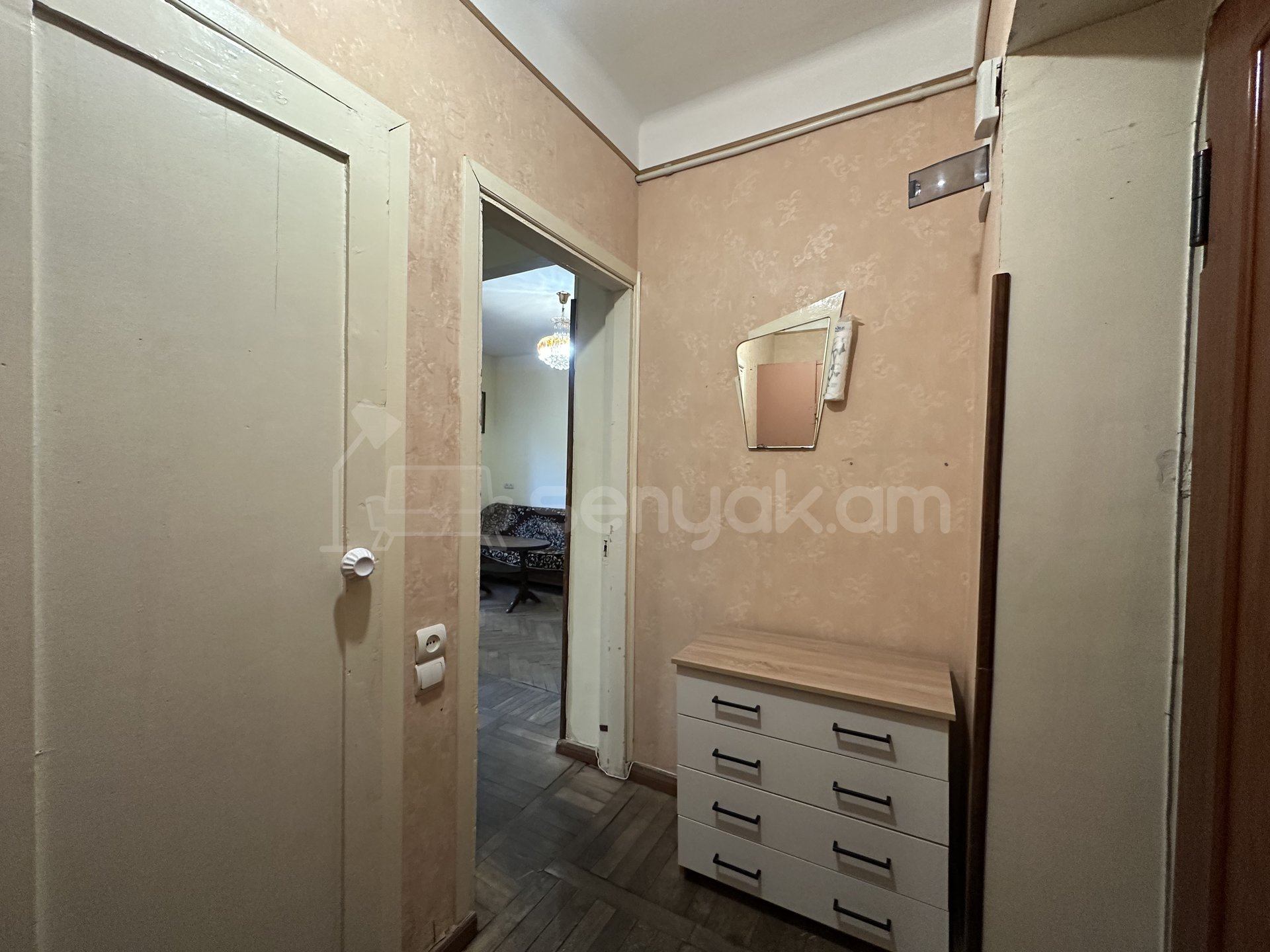 1 Սենյականոց Բնակարան Քարե Շենքում, 34քմ, 2/4 հարկ, Կոսմետիկ Վերանորոգված