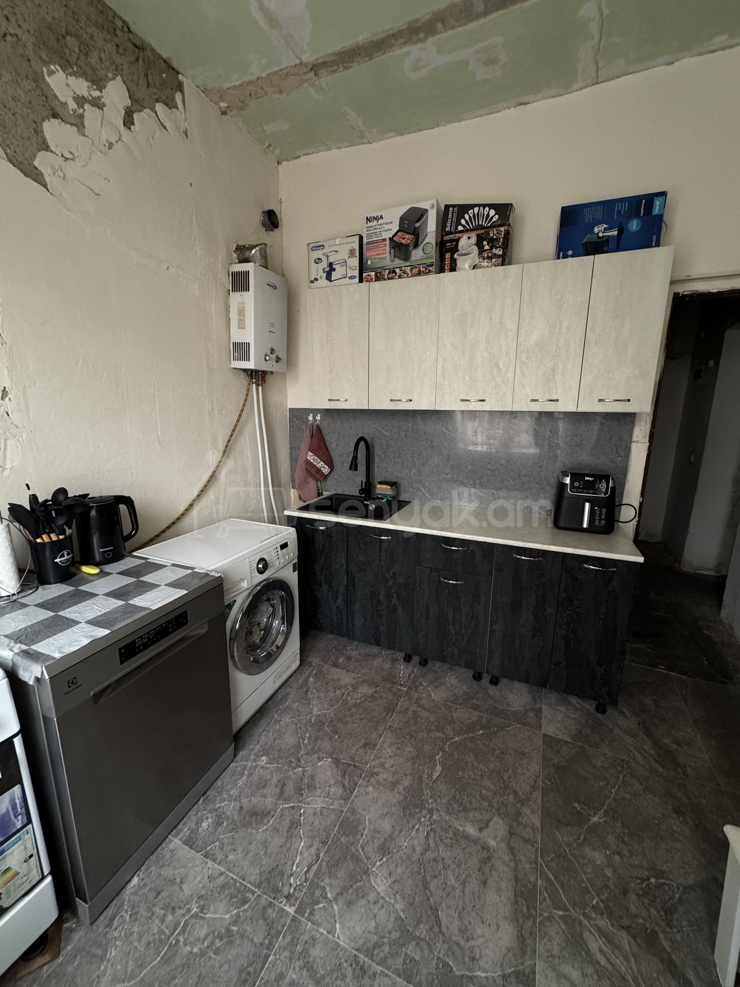 3 Սենյականոց Բնակարան Քարե Շենքում, 68քմ, 2/2 հարկ, Նորմալ Վիճակում