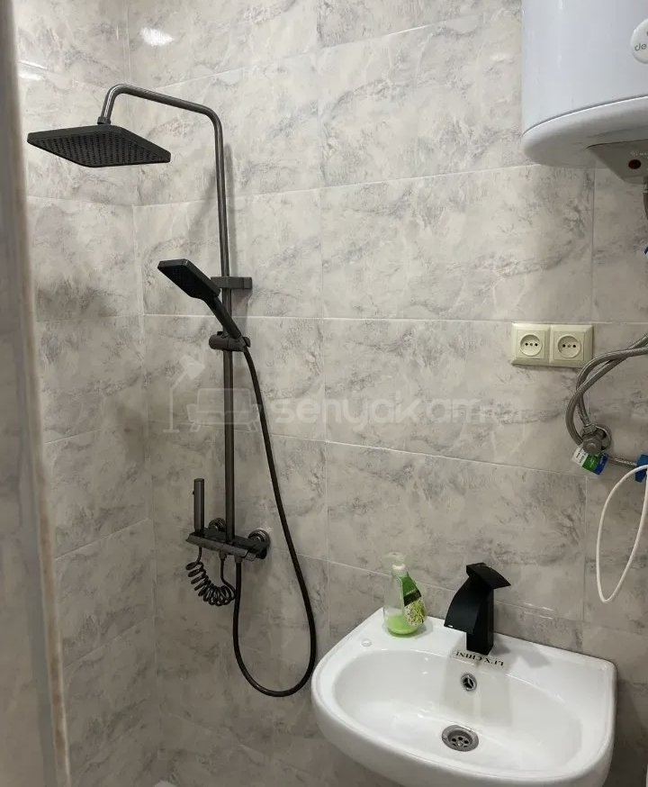 1 Սենյականոց Բնակարան Քարե Շենքում, 30քմ, 1/1 հարկ, Նորմալ Վիճակում, Կահավորված