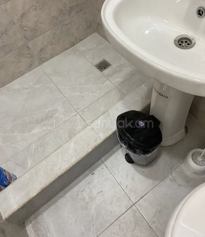 1 Սենյականոց Բնակարան Քարե Շենքում, 30քմ, 1/1 հարկ, Նորմալ Վիճակում, Կահավորված