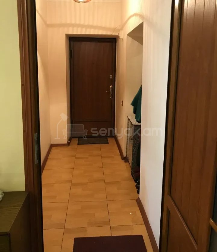 3 Սենյականոց Բնակարան Քարե Շենքում, 62քմ, 3/5 հարկ, Նորմալ Վիճակում, Կահավորված, Արևկող