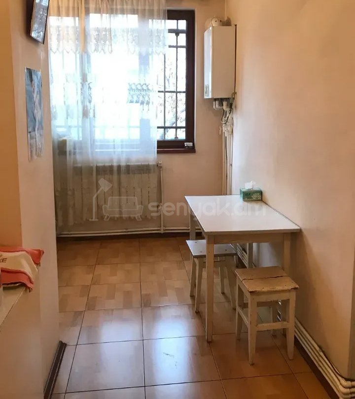 3 Սենյականոց Բնակարան Քարե Շենքում, 62քմ, 3/5 հարկ, Նորմալ Վիճակում, Կահավորված, Արևկող