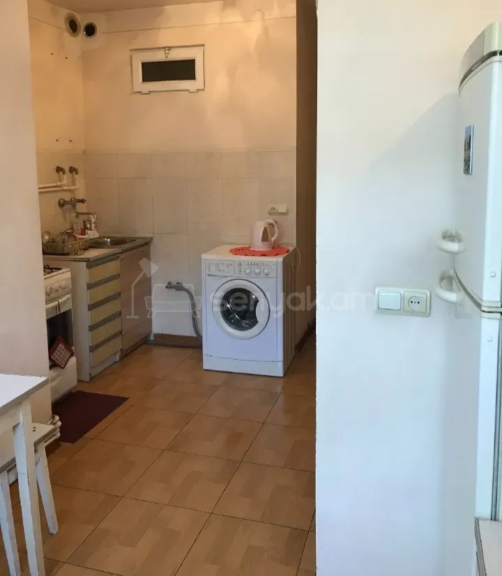 3 Սենյականոց Բնակարան Քարե Շենքում, 62քմ, 3/5 հարկ, Նորմալ Վիճակում, Կահավորված, Արևկող