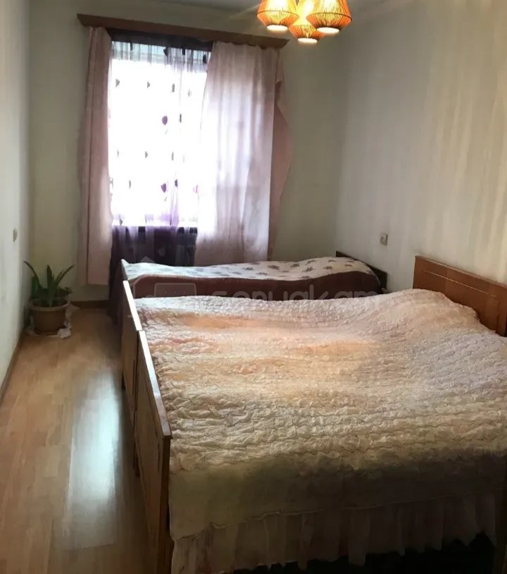 3 Սենյականոց Բնակարան Քարե Շենքում, 62քմ, 3/5 հարկ, Նորմալ Վիճակում, Կահավորված, Արևկող