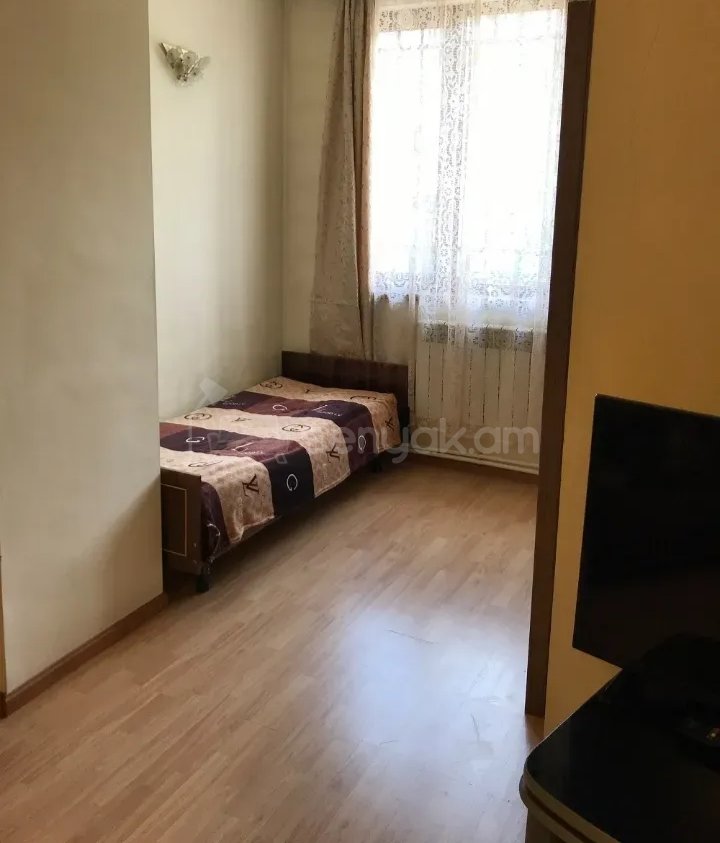 3 Սենյականոց Բնակարան Քարե Շենքում, 62քմ, 3/5 հարկ, Նորմալ Վիճակում, Կահավորված, Արևկող