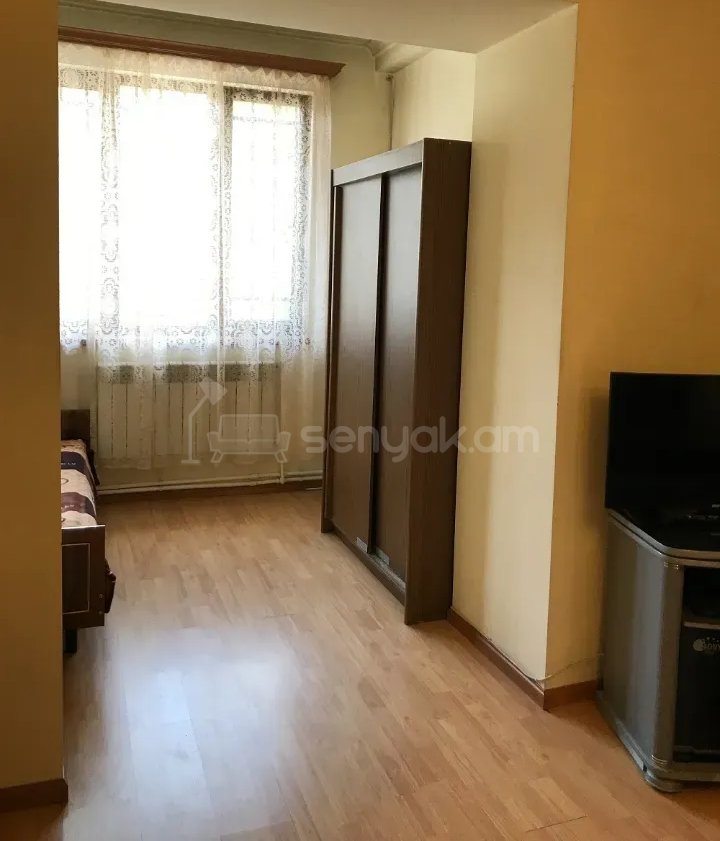 3 Սենյականոց Բնակարան Քարե Շենքում, 62քմ, 3/5 հարկ, Նորմալ Վիճակում, Կահավորված, Արևկող