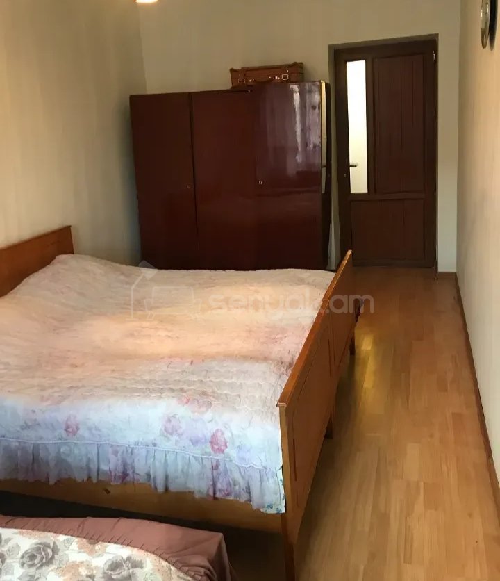 3 Սենյականոց Բնակարան Քարե Շենքում, 62քմ, 3/5 հարկ, Նորմալ Վիճակում, Կահավորված, Արևկող