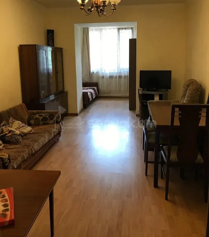 3 Սենյականոց Բնակարան Քարե Շենքում, 62քմ, 3/5 հարկ, Նորմալ Վիճակում, Կահավորված, Արևկող