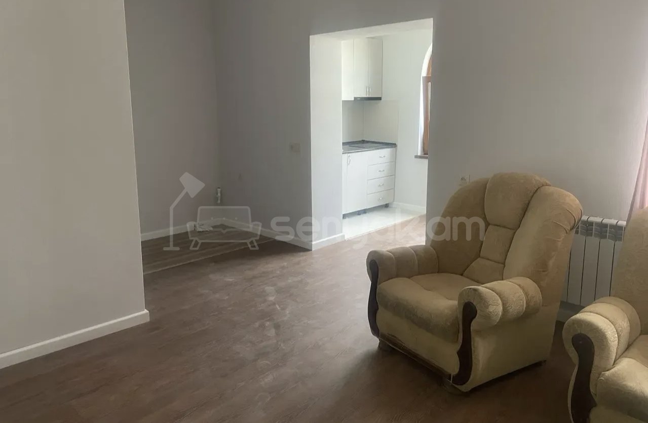 2 Սենյականոց Բնակարան Քարե Շենքում, 55քմ, 2/2 հարկ, Նորմալ Վիճակում, Կահավորված, Արևկող