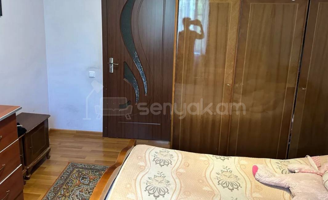 3 Սենյականոց Բնակարան Քարե Շենքում, 75քմ, 5/5 հարկ, Նորմալ Վիճակում, Կահավորված, Արևկող