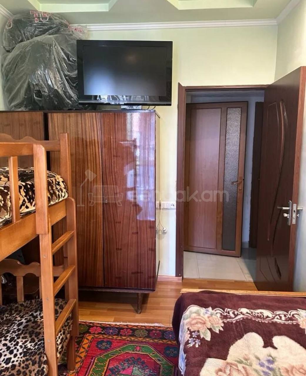 3 Սենյականոց Բնակարան Քարե Շենքում, 75քմ, 5/5 հարկ, Նորմալ Վիճակում, Կահավորված, Արևկող