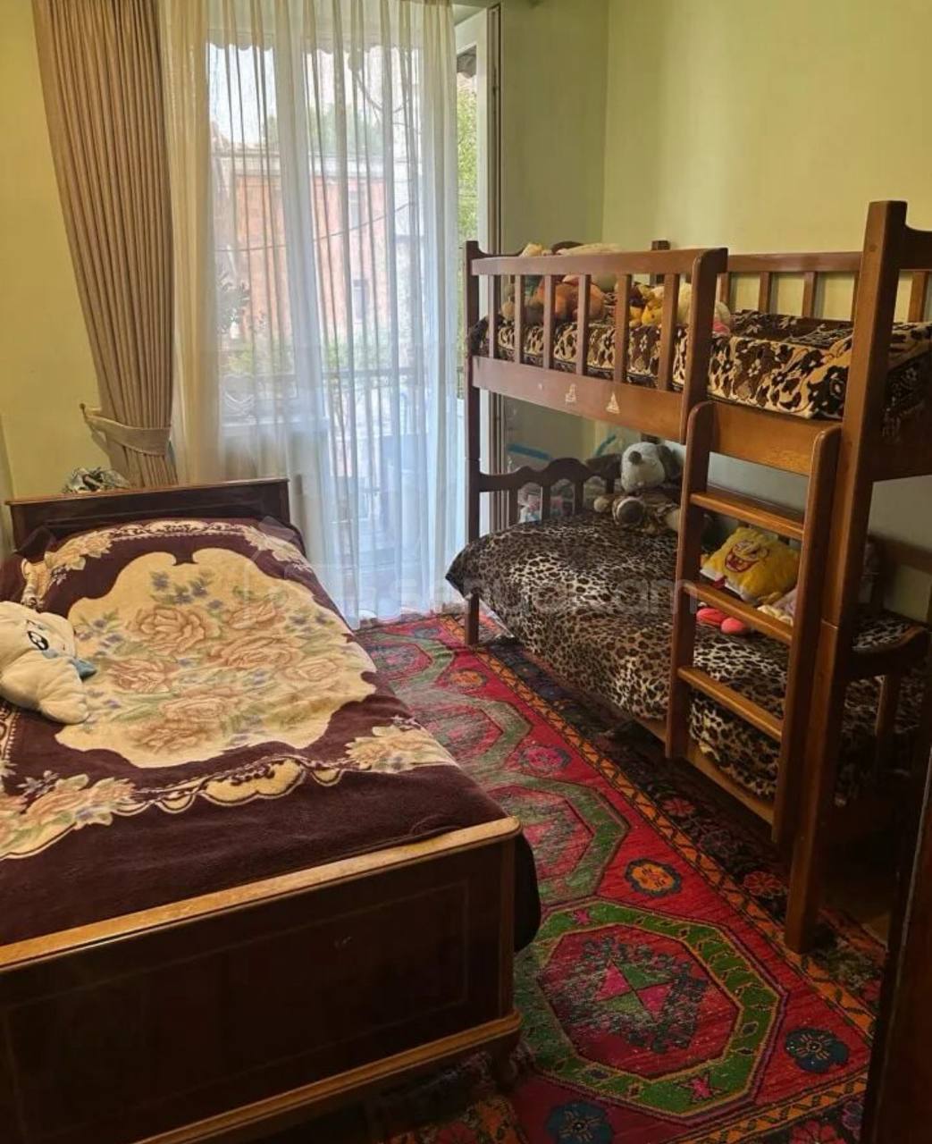 3 Սենյականոց Բնակարան Քարե Շենքում, 75քմ, 5/5 հարկ, Նորմալ Վիճակում, Կահավորված, Արևկող