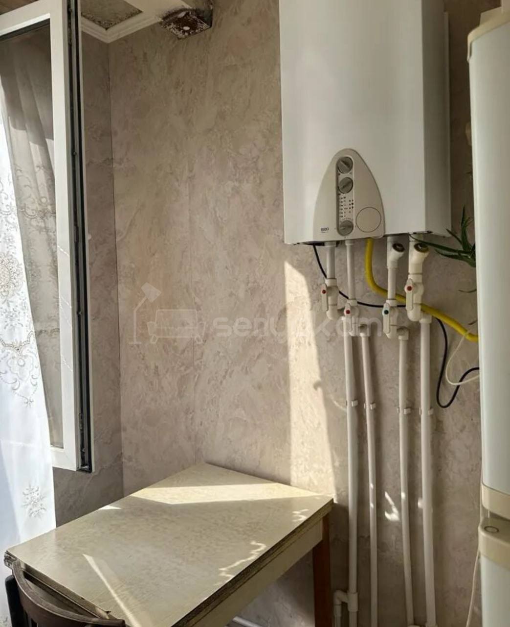 3 Սենյականոց Բնակարան Քարե Շենքում, 75քմ, 5/5 հարկ, Նորմալ Վիճակում, Կահավորված, Արևկող