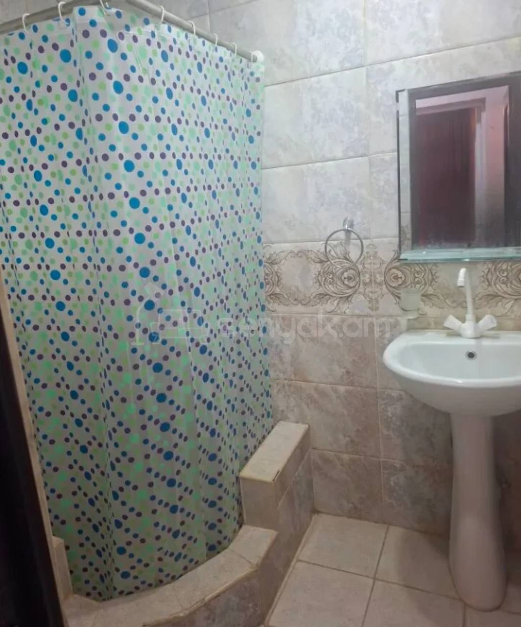 2 Սենյականոց Բնակարան Քարե Շենքում, 56քմ, 2/5 հարկ, Նորմալ Վիճակում, Կահավորված, Արևկող