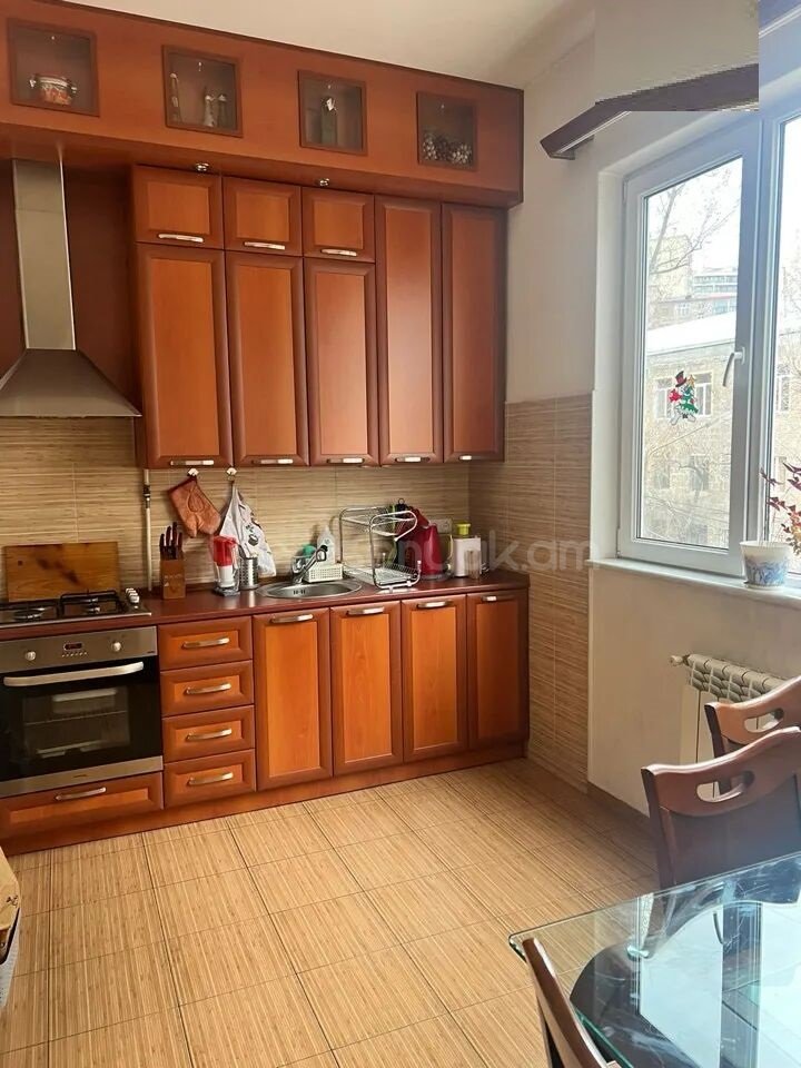 3 Սենյականոց Բնակարան Քարե Շենքում, 78քմ, 3/5 հարկ, Նորմալ Վիճակում