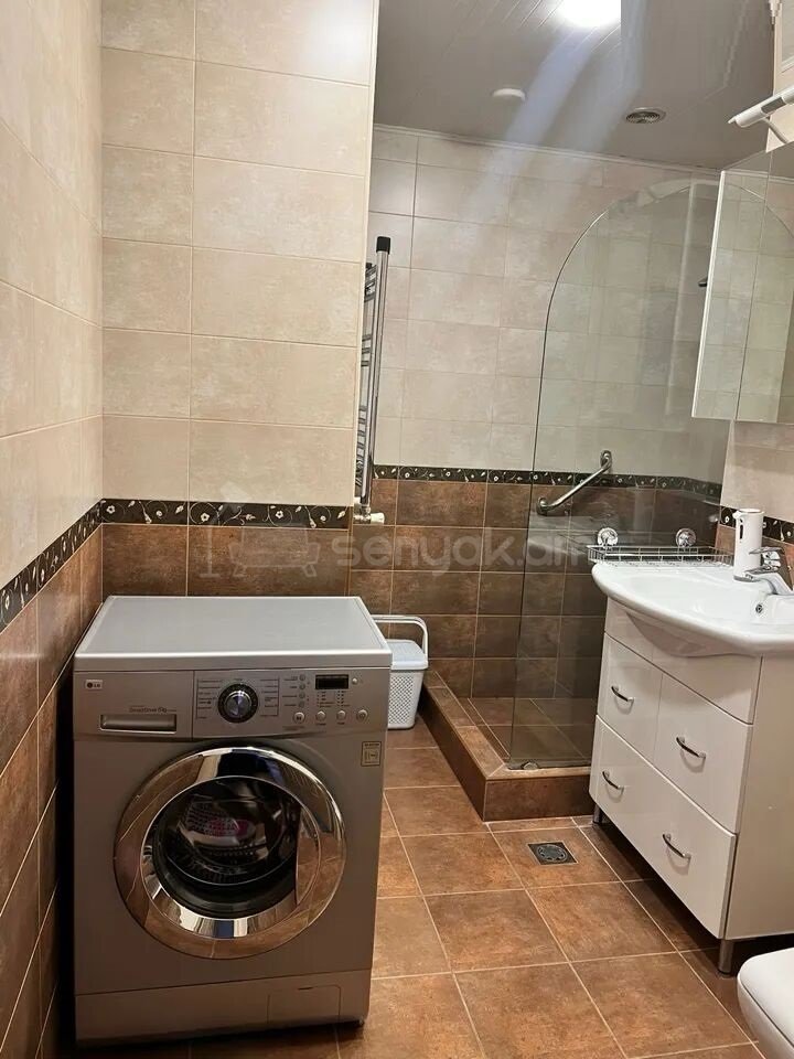 3 Սենյականոց Բնակարան Քարե Շենքում, 78քմ, 3/5 հարկ, Նորմալ Վիճակում