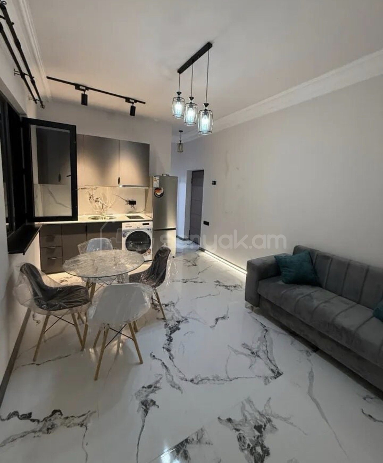 2 Սենյականոց Բնակարան Քարե Շենքում, 30քմ, 2/3 հարկ, Դիզայներական Վերանորոգված