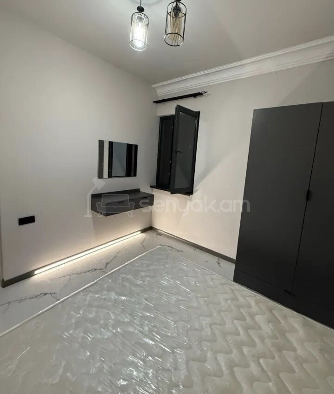 2 Սենյականոց Բնակարան Քարե Շենքում, 30քմ, 2/3 հարկ, Դիզայներական Վերանորոգված