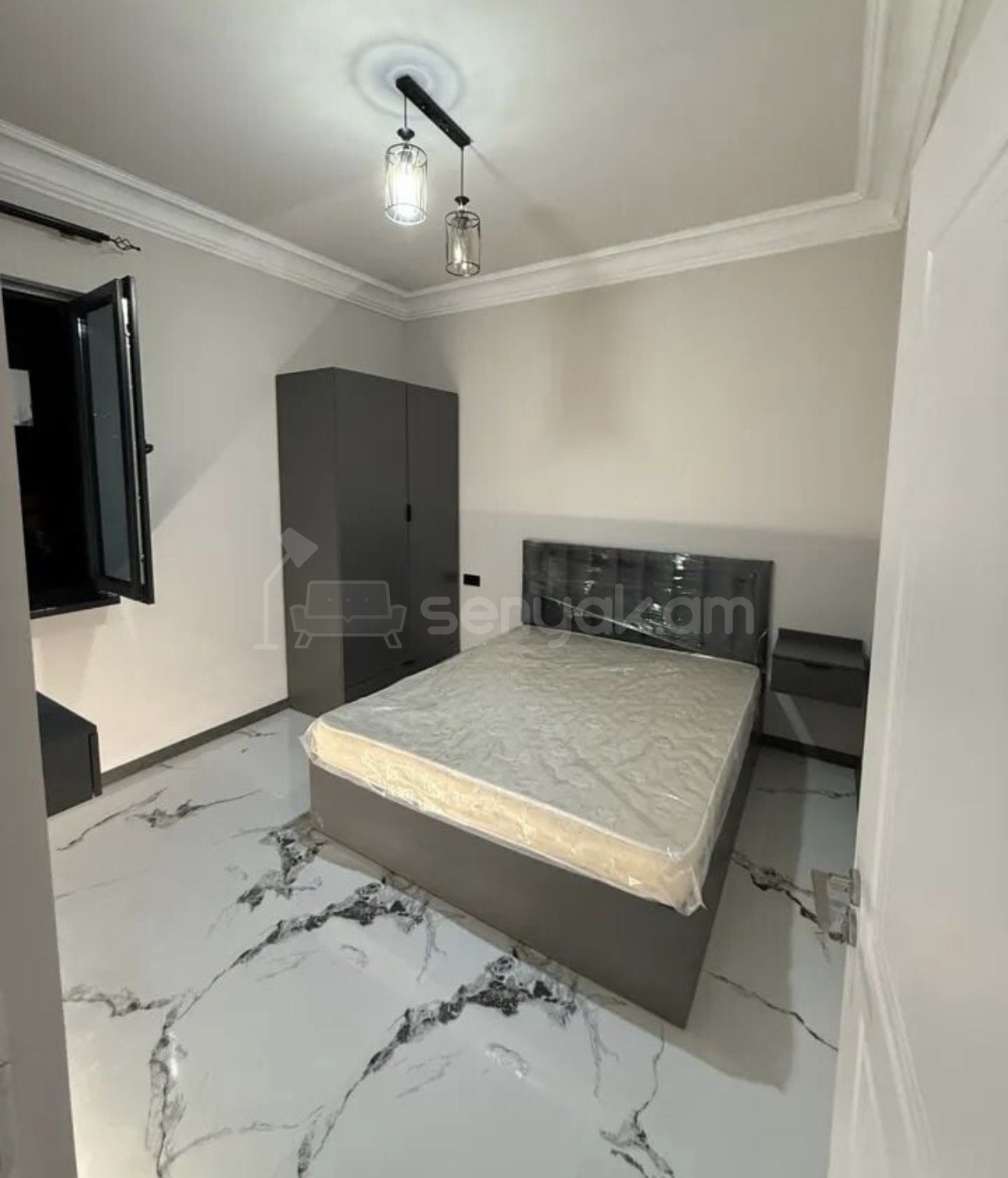 2 Սենյականոց Բնակարան Քարե Շենքում, 30քմ, 2/3 հարկ, Դիզայներական Վերանորոգված