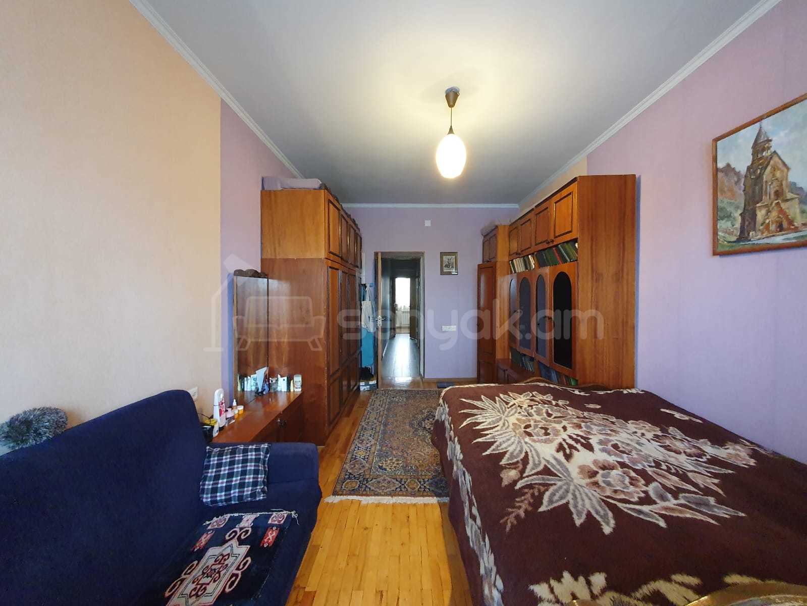 3 Սենյականոց Բնակարան Քարե Շենքում, 82քմ, 5/5 հարկ, Կապիտալ Վերանորոգված