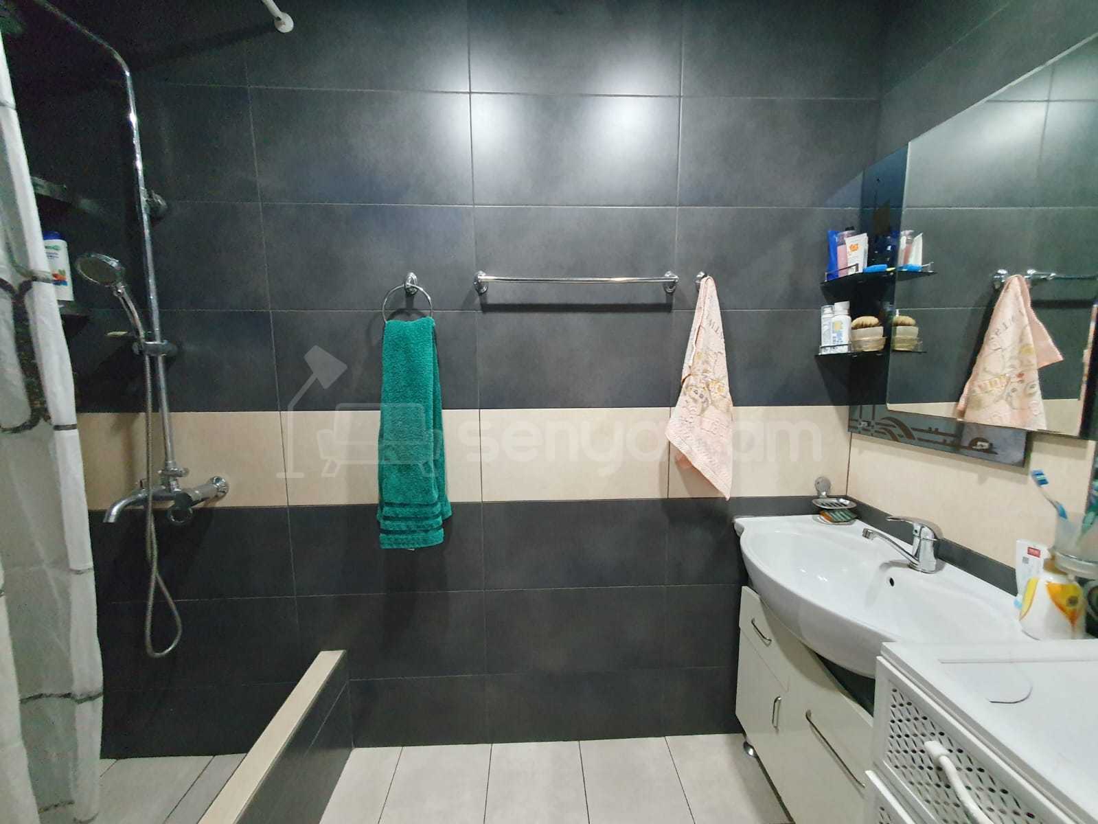 3 Սենյականոց Բնակարան Քարե Շենքում, 82քմ, 5/5 հարկ, Կապիտալ Վերանորոգված