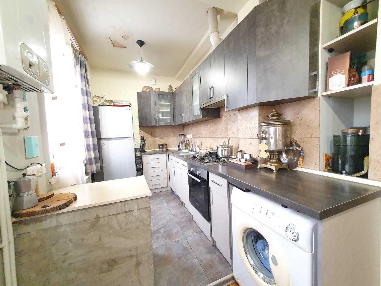 3 Սենյականոց Բնակարան Քարե Շենքում, 82քմ, 5/5 հարկ, Կապիտալ Վերանորոգված