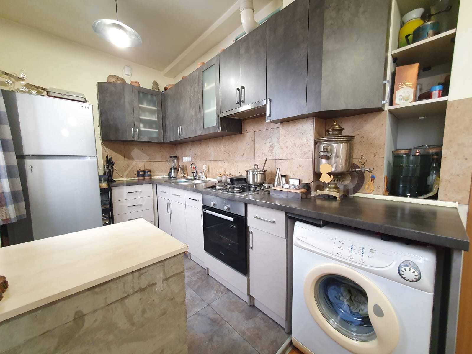 3 Սենյականոց Բնակարան Քարե Շենքում, 82քմ, 5/5 հարկ, Կապիտալ Վերանորոգված