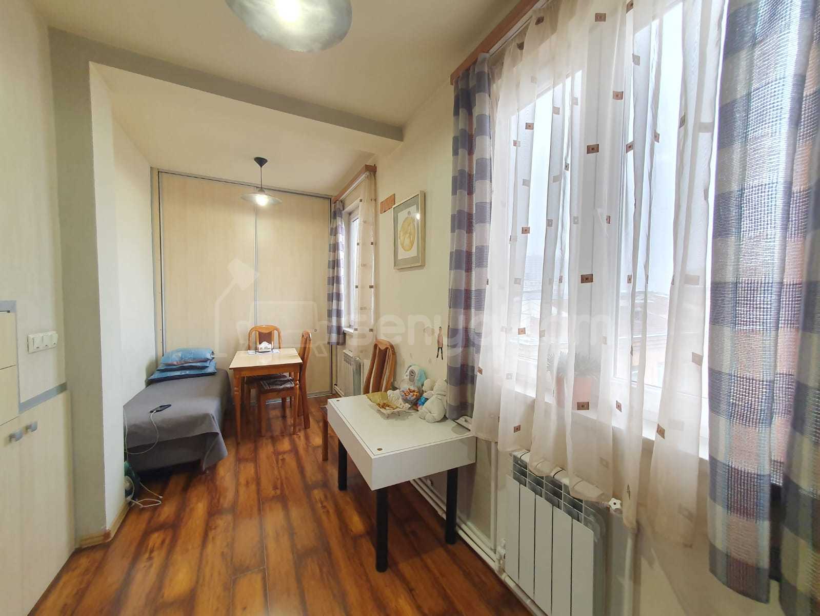 3 Սենյականոց Բնակարան Քարե Շենքում, 82քմ, 5/5 հարկ, Կապիտալ Վերանորոգված