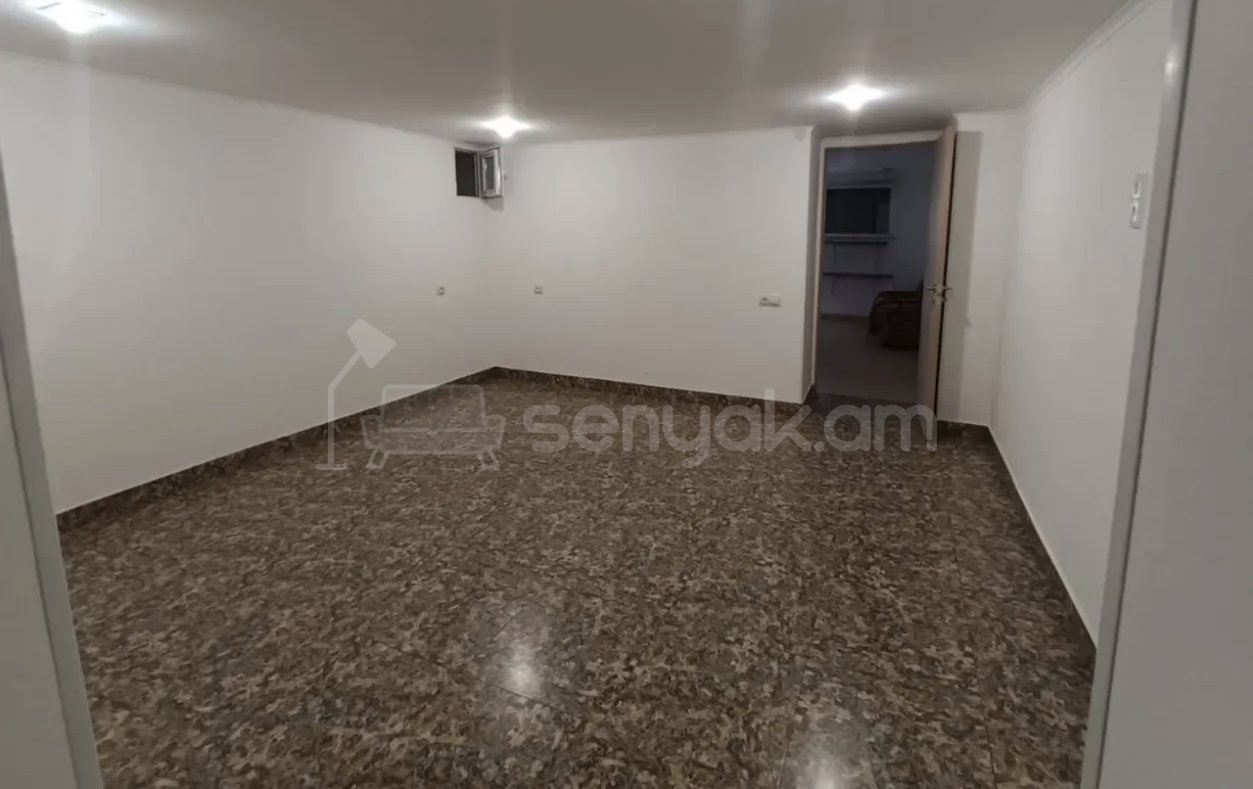 2 Սենյականոց Բնակարան Քարե Շենքում, 40քմ, 1/1 հարկ, Նորմալ Վիճակում, Կահավորված