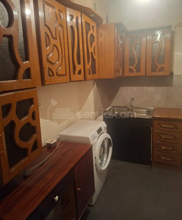 2 Սենյականոց Բնակարան Քարե Շենքում, 56քմ, 3/5 հարկ, Նորմալ Վիճակում, Կահավորված