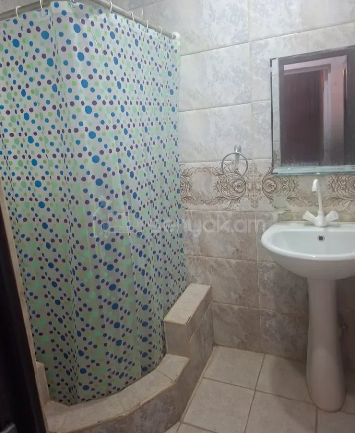 2 Սենյականոց Բնակարան Քարե Շենքում, 56քմ, 3/5 հարկ, Նորմալ Վիճակում, Կահավորված