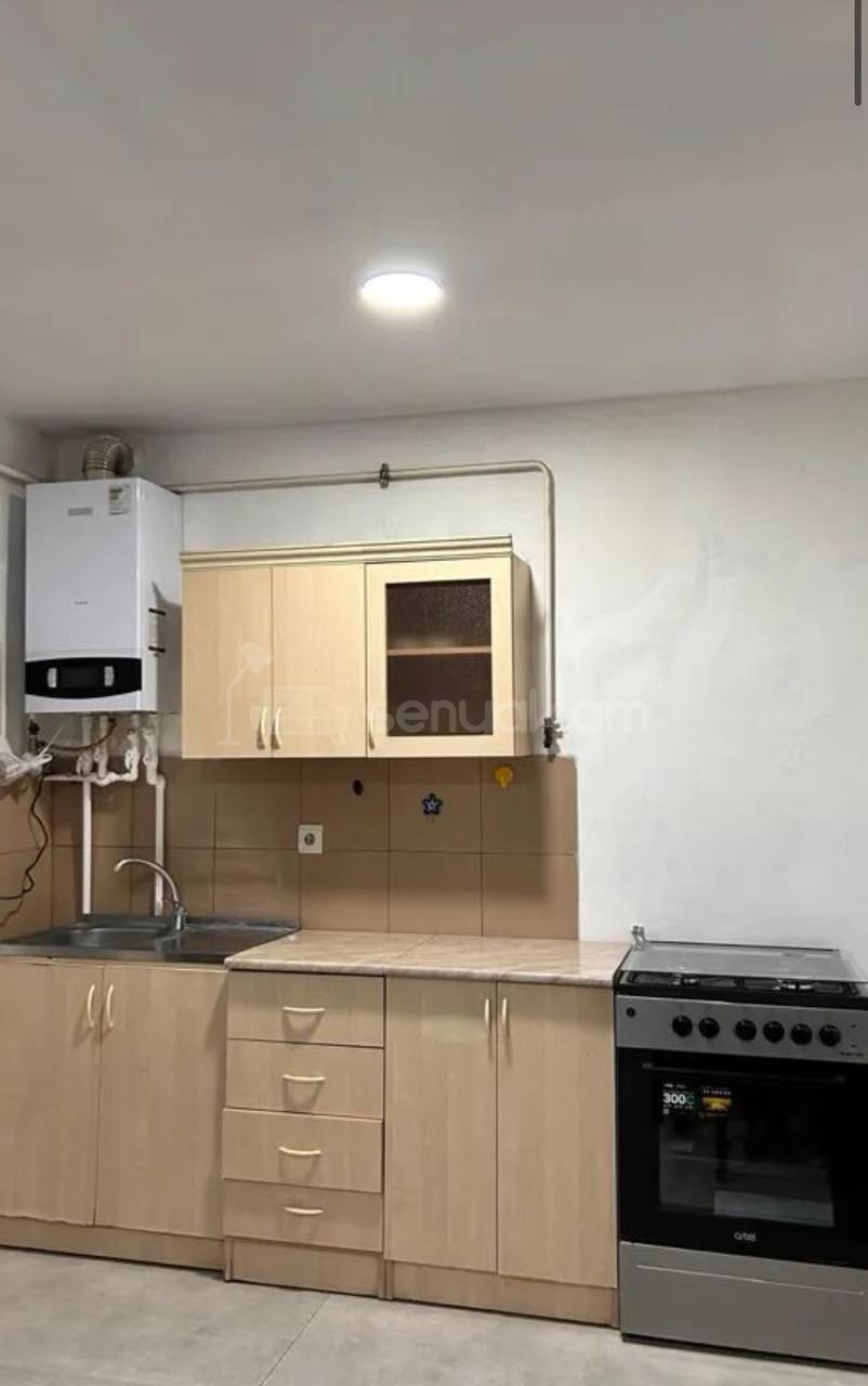 3 Սենյականոց Բնակարան Քարե Շենքում, 80քմ, 3/3 հարկ, Կոսմետիկ Վերանորոգված, Կահավորված, Արևկող