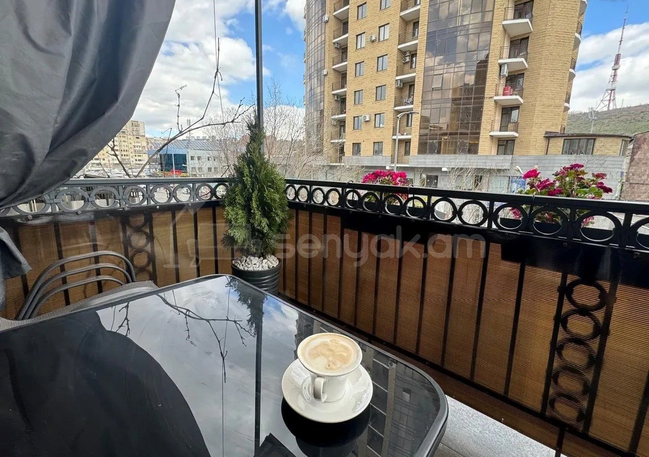 3 Սենյականոց Բնակարան Քարե Շենքում, 73քմ, 3/4 հարկ, Դիզայներական Վերանորոգված