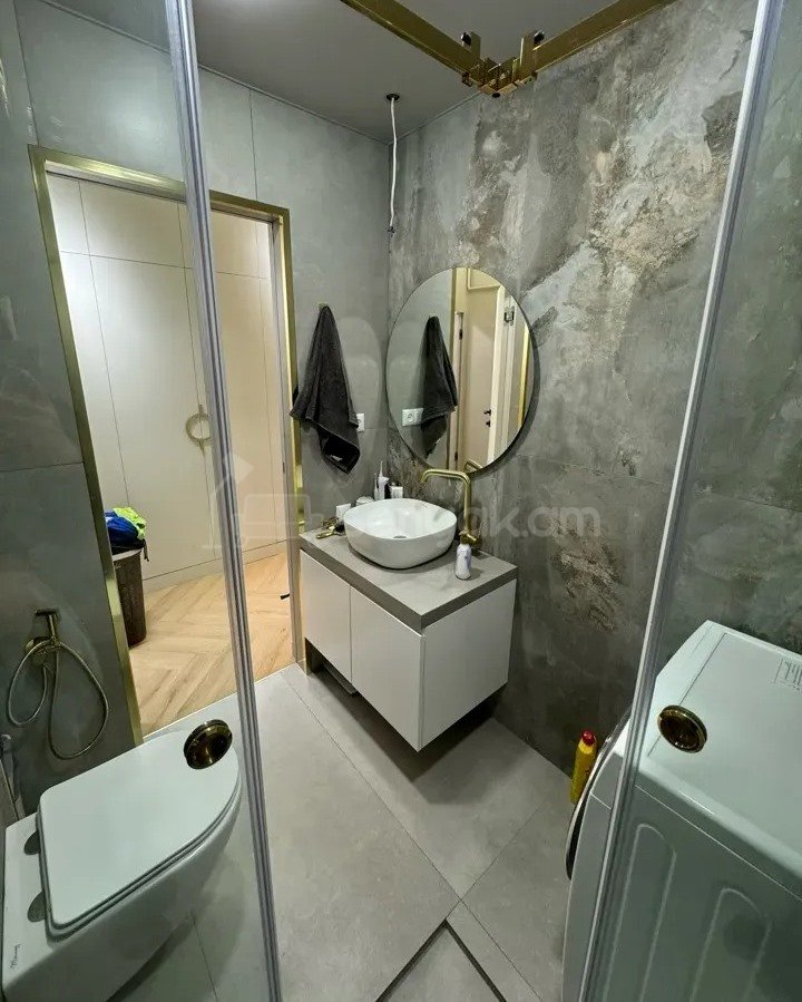 3 Սենյականոց Բնակարան Քարե Շենքում, 73քմ, 3/4 հարկ, Դիզայներական Վերանորոգված