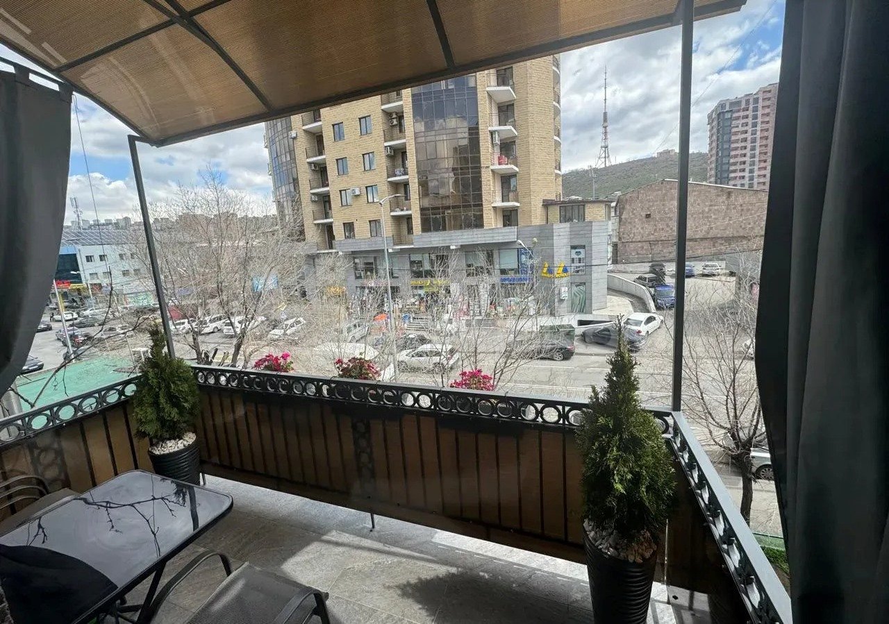 3 Սենյականոց Բնակարան Քարե Շենքում, 73քմ, 3/4 հարկ, Դիզայներական Վերանորոգված