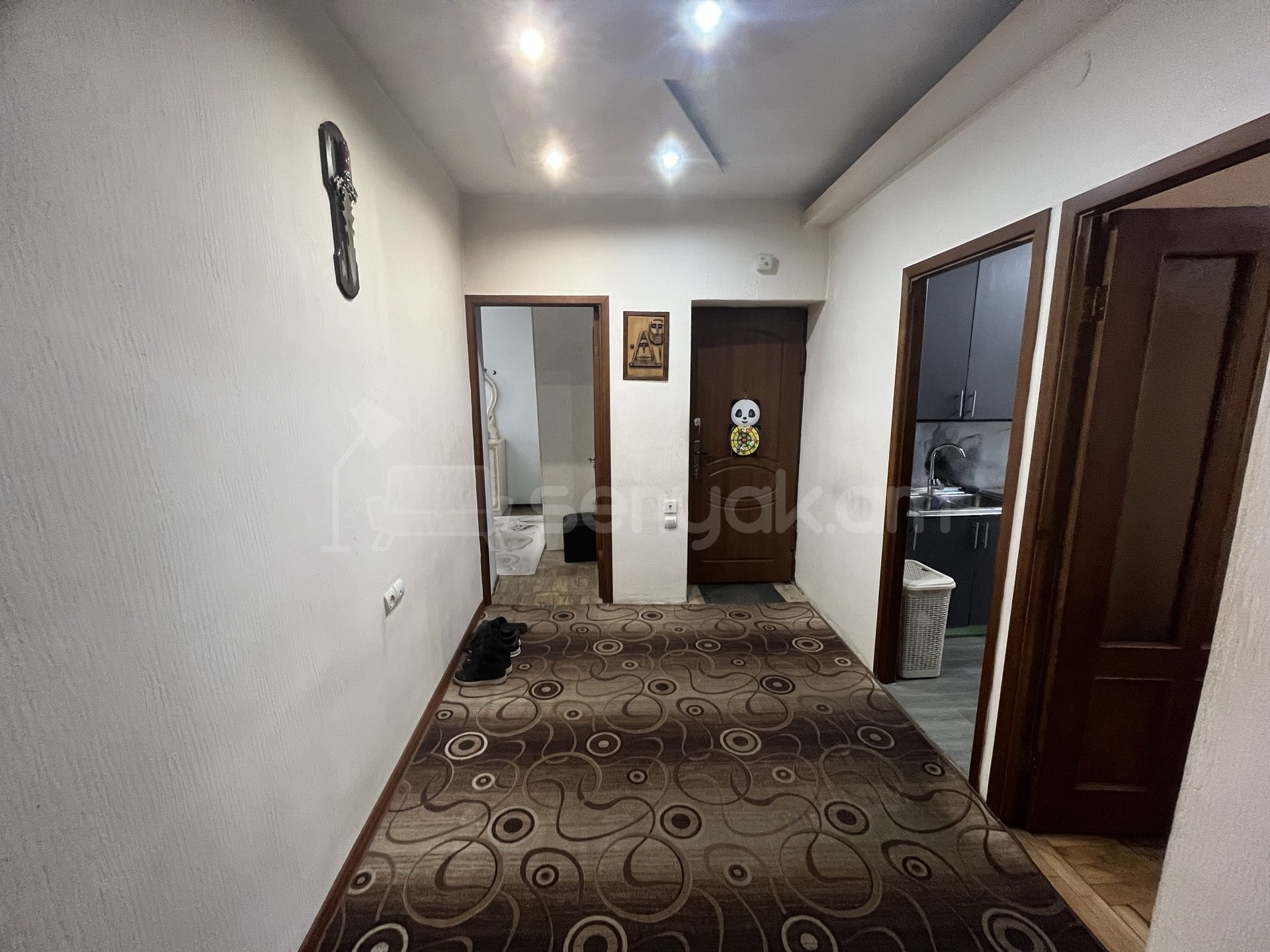 4 Սենյականոց Բնակարան Քարե Շենքում, 94քմ, 4/5 հարկ, Նորմալ Վիճակում