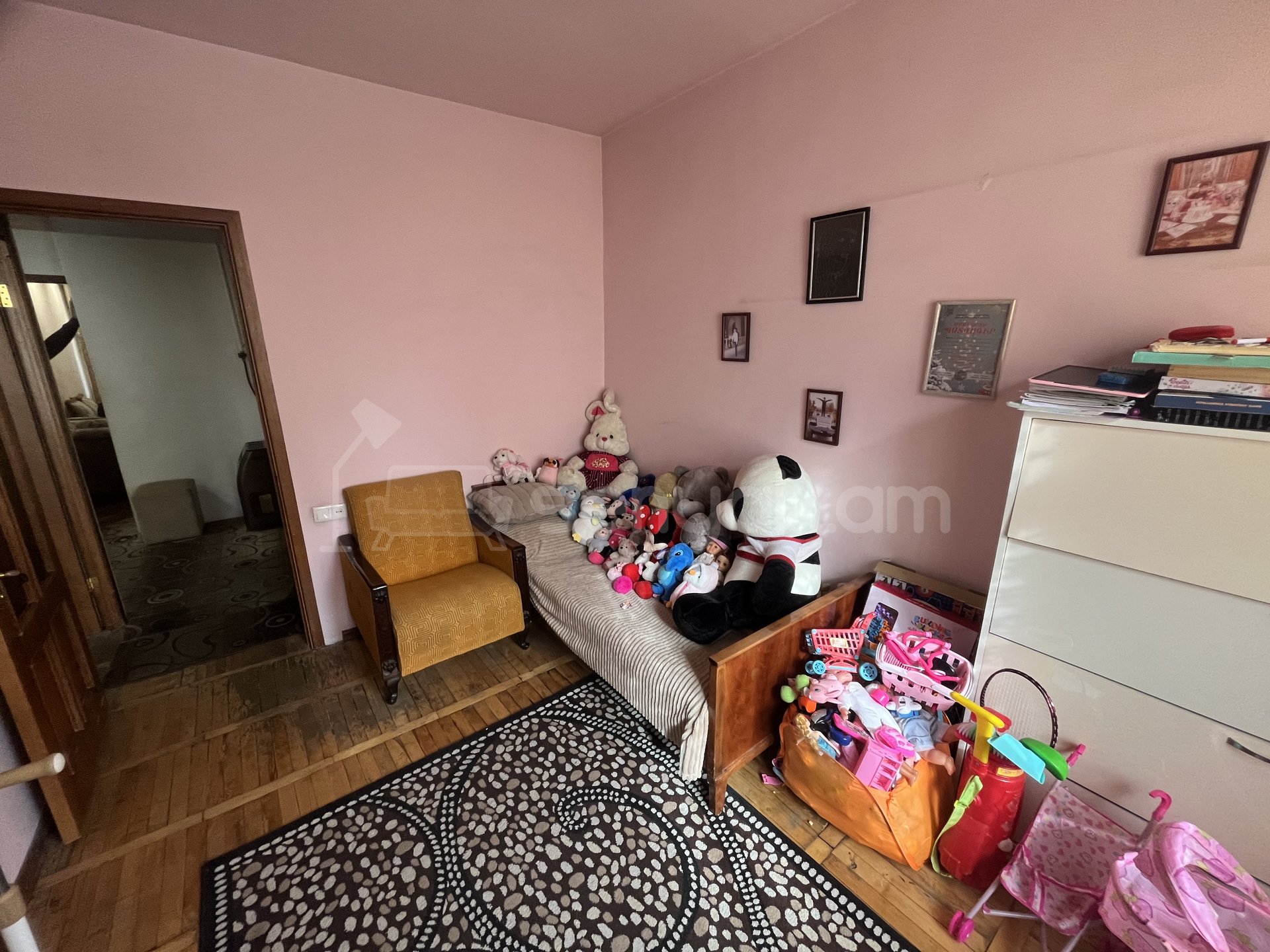 4 Սենյականոց Բնակարան Քարե Շենքում, 94քմ, 4/5 հարկ, Նորմալ Վիճակում