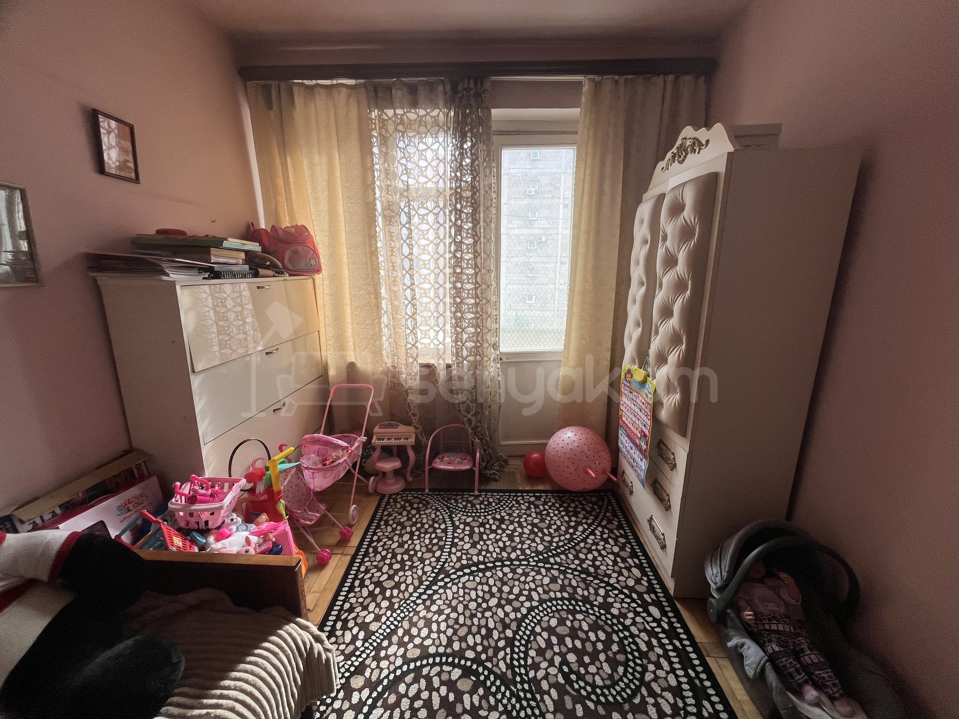 4 Սենյականոց Բնակարան Քարե Շենքում, 94քմ, 4/5 հարկ, Նորմալ Վիճակում