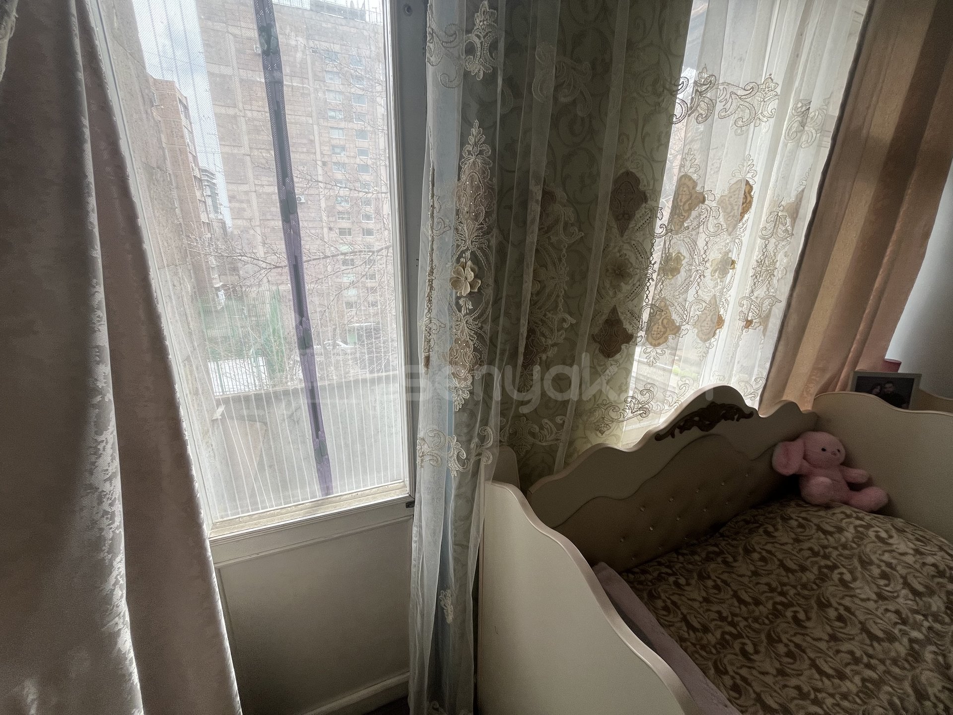 4 Սենյականոց Բնակարան Քարե Շենքում, 94քմ, 4/5 հարկ, Նորմալ Վիճակում