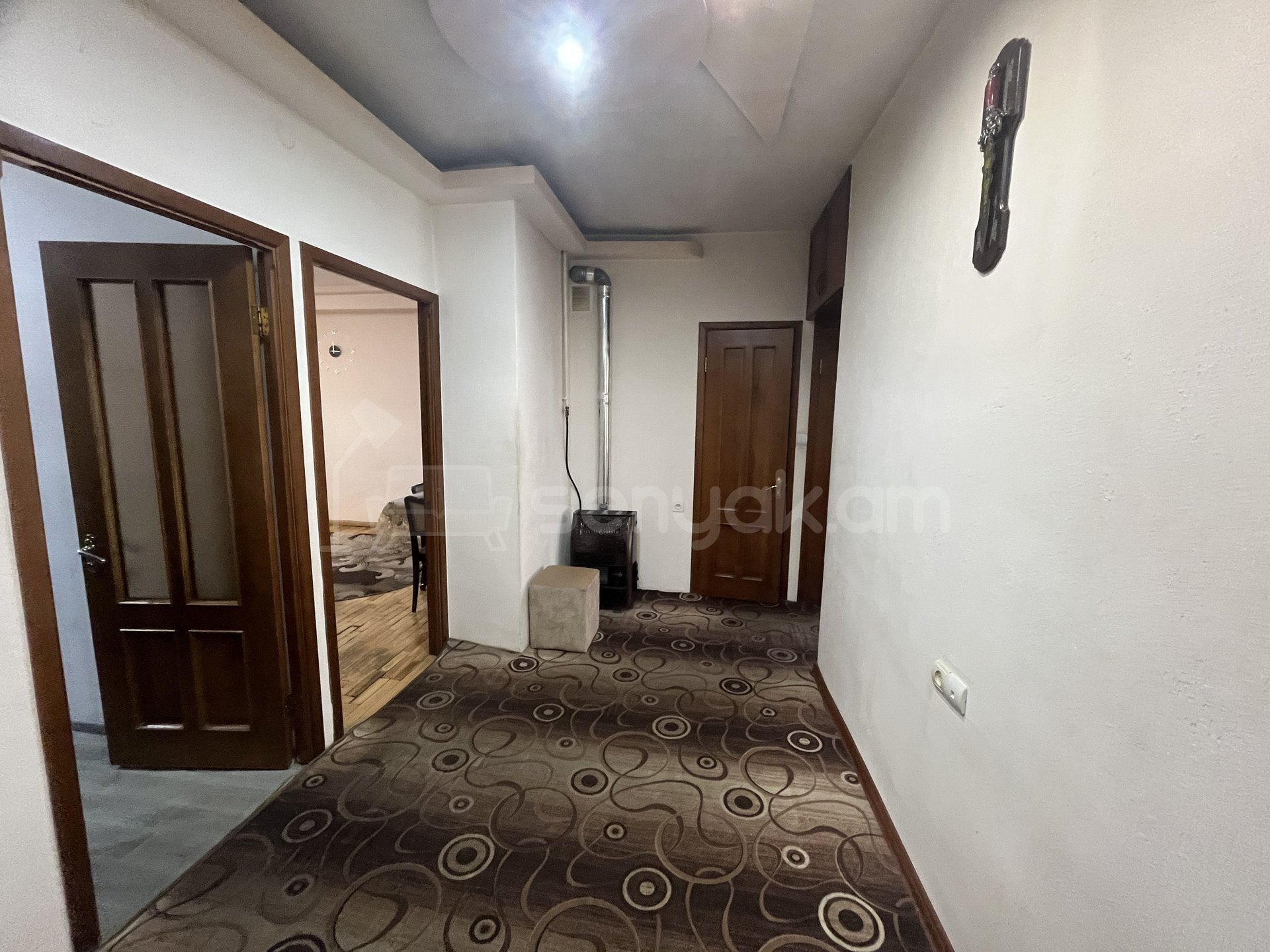 4 Սենյականոց Բնակարան Քարե Շենքում, 94քմ, 4/5 հարկ, Նորմալ Վիճակում