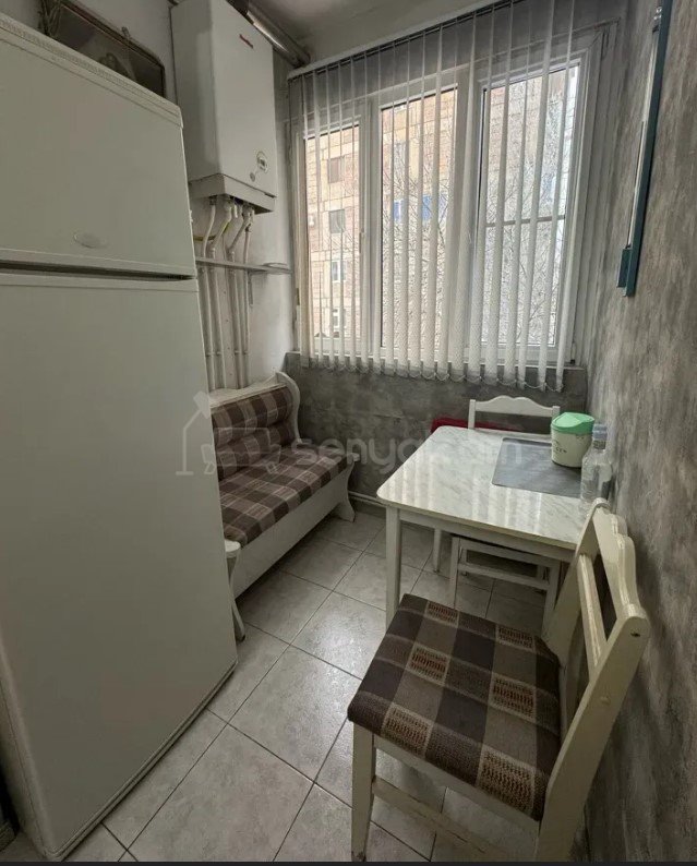 3 Սենյականոց Բնակարան Քարե Շենքում, 70քմ, 3/5 հարկ, Կապիտալ Վերանորոգված, Կահավորված