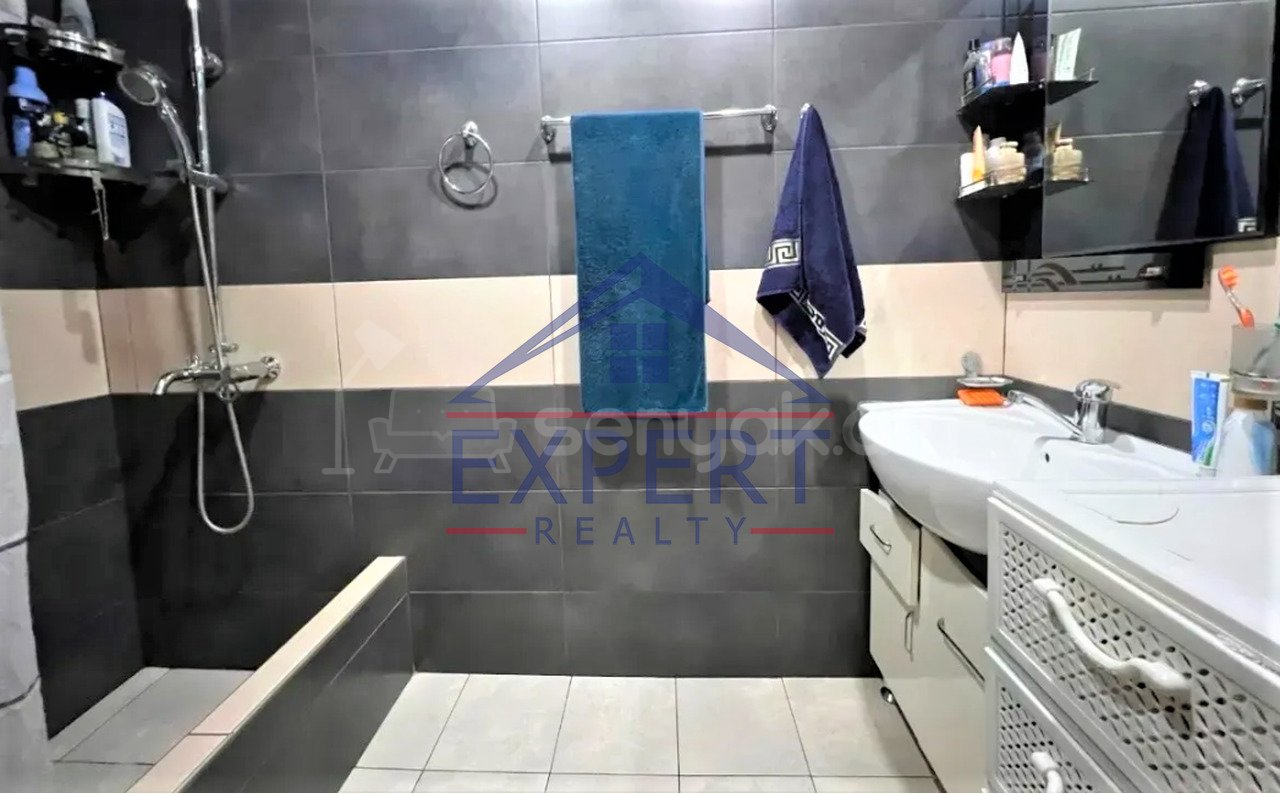 3 Սենյականոց Բնակարան Քարե Շենքում, 82քմ, 5/5 հարկ, Կապիտալ Վերանորոգված