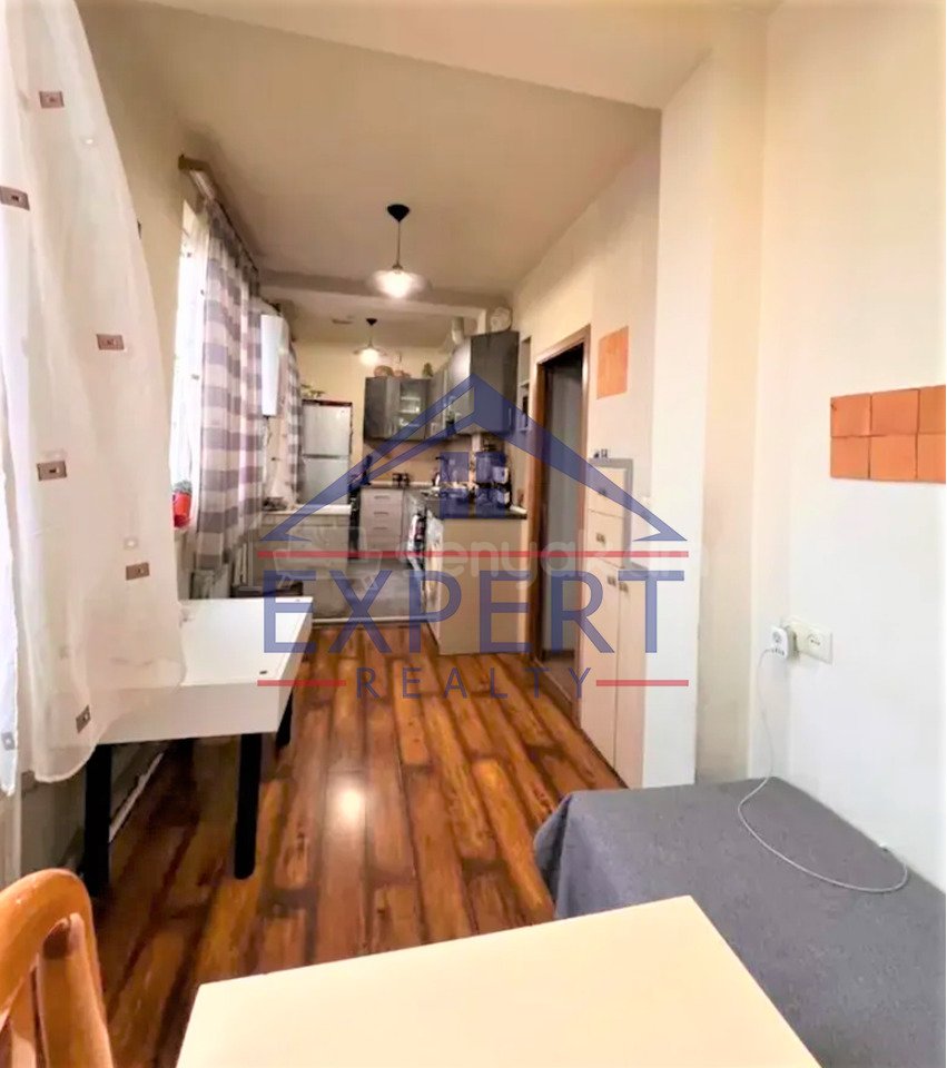 3 Սենյականոց Բնակարան Քարե Շենքում, 82քմ, 5/5 հարկ, Կապիտալ Վերանորոգված