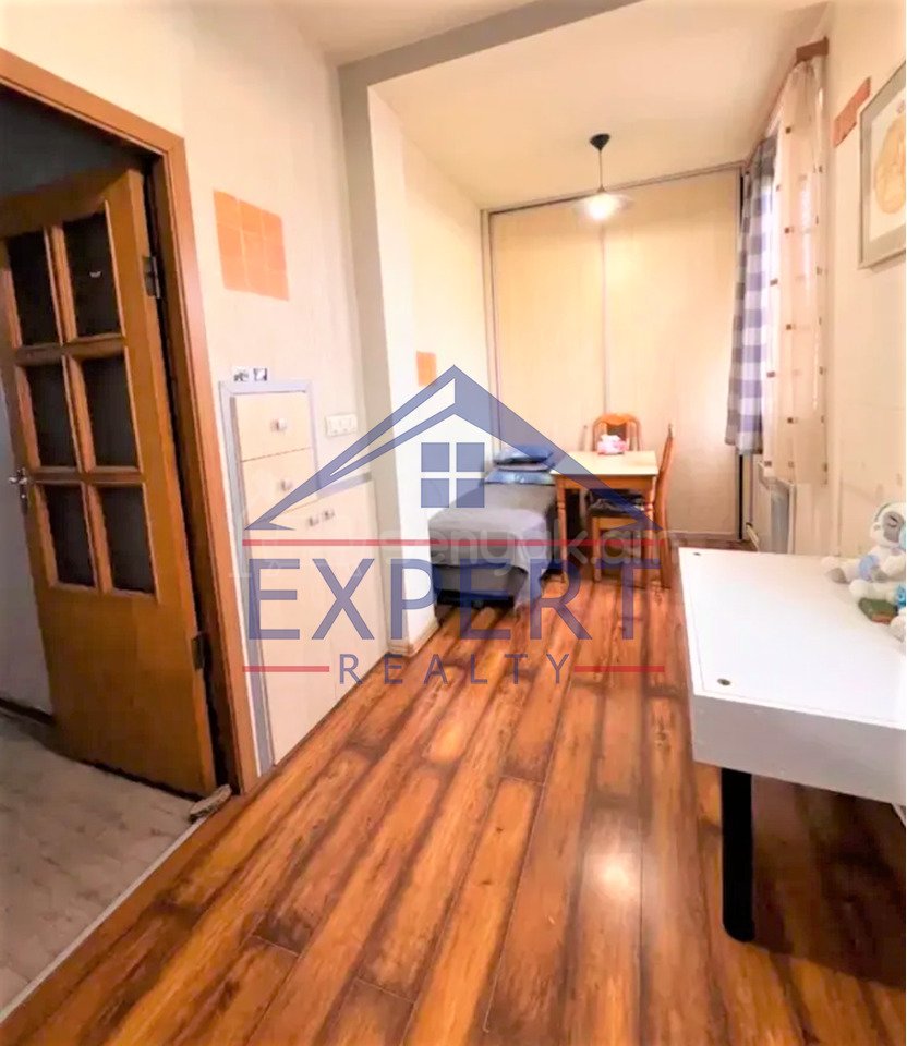 3 Սենյականոց Բնակարան Քարե Շենքում, 82քմ, 5/5 հարկ, Կապիտալ Վերանորոգված