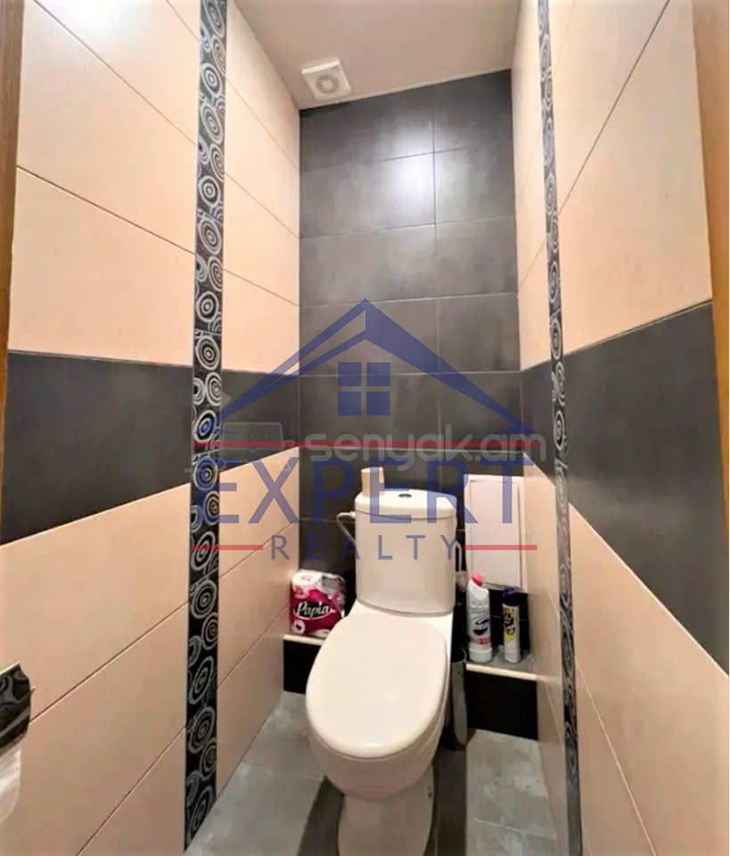 3 Սենյականոց Բնակարան Քարե Շենքում, 82քմ, 5/5 հարկ, Կապիտալ Վերանորոգված