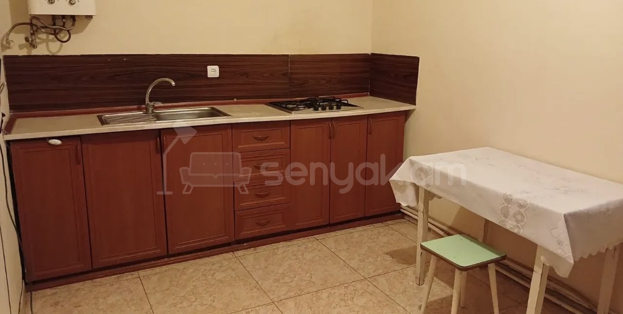 2 Սենյականոց Բնակարան Քարե Շենքում, 55քմ, 1/1 հարկ, Նորմալ Վիճակում, Կահավորված